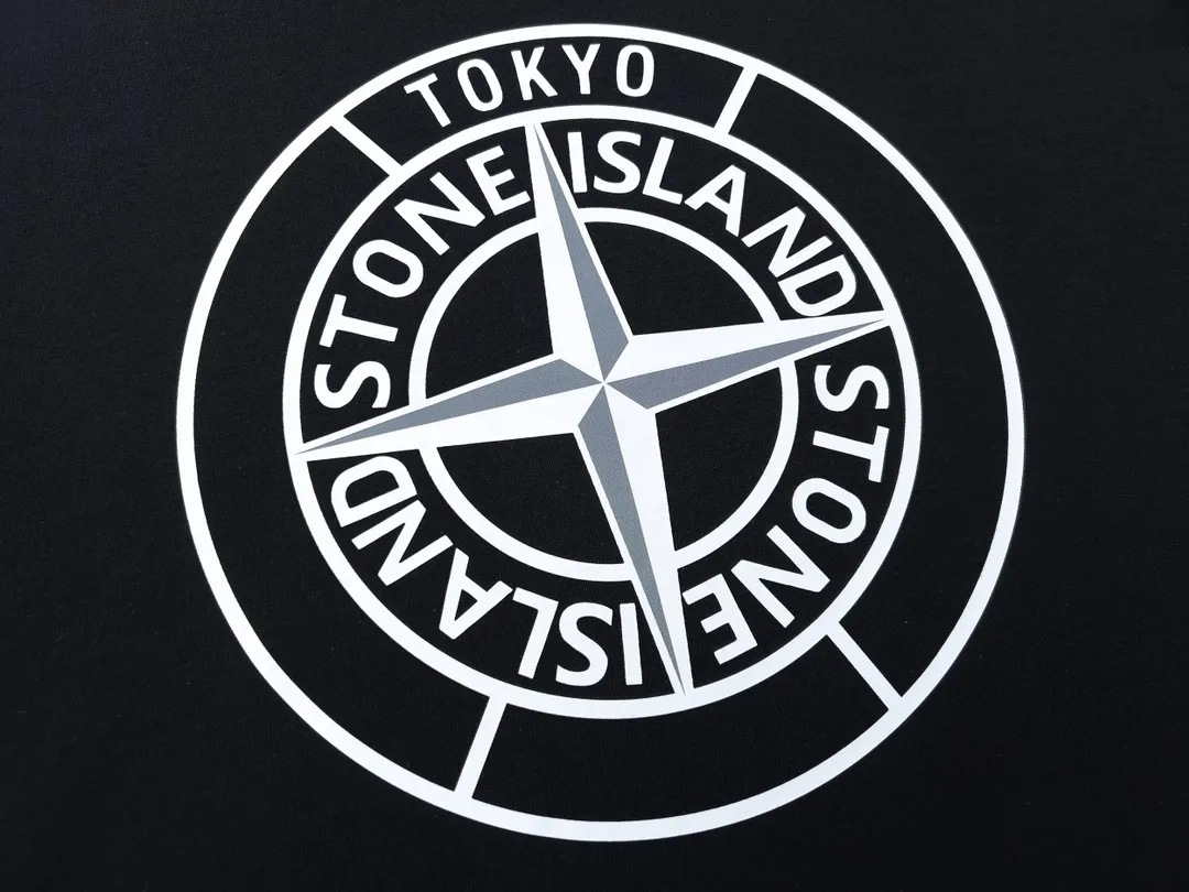 W656#P110💰 [Stone lsland/Stone Island summer new Tokyo limited print pattern short-sleeved T-shirt] ⚠️[Original creation with high control of details] - Made of 260 grams of combed cotton with 32 count double yarn, soft and comfortable to the touch, sweat-absorbent and breathable. - Simple, basic and versatile style, original single quality, the first choice for couples. - Made by a large factory, four needles and five threads on the shoulder, neat alignment, high quality workmanship. - Same style for men and women, very versatile One piece by hand, the details are clearly visible. Color: Black White Size: M L